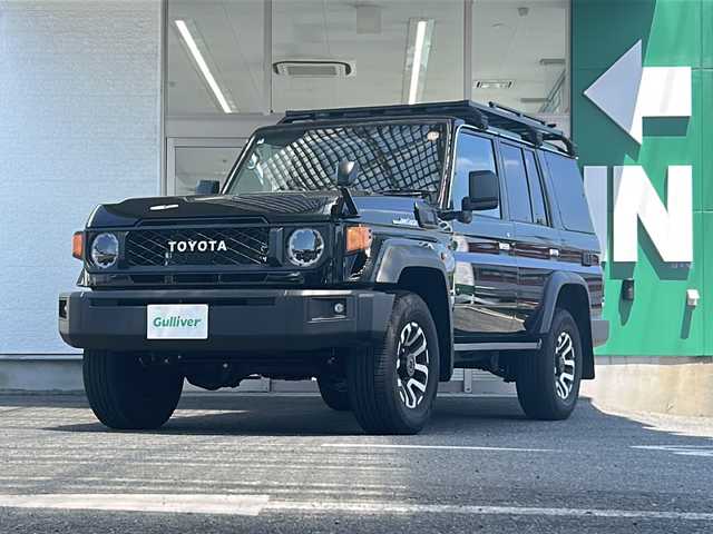 トヨタ ランドクルーザー AX 愛知県 2024(令6)年 1万km アティチュードブラックマイカ ワンオーナー/禁煙車/ユピテルArgusセキュリティシステム/パートタイム4WD/トヨタセーフティーセンス/カロッツェリアディスプレイオーディオ/バックカメラ/ETC/クルーズコントロール/ヒルスタートアシストコントロール/ダウンヒルアシストコントロール/ドライブレコーダー/オートLEDヘッドライト/背面タイヤ/純正１６インチアルミホイール/デュアルモードオートマチックロッキングハブ/電動デフロック