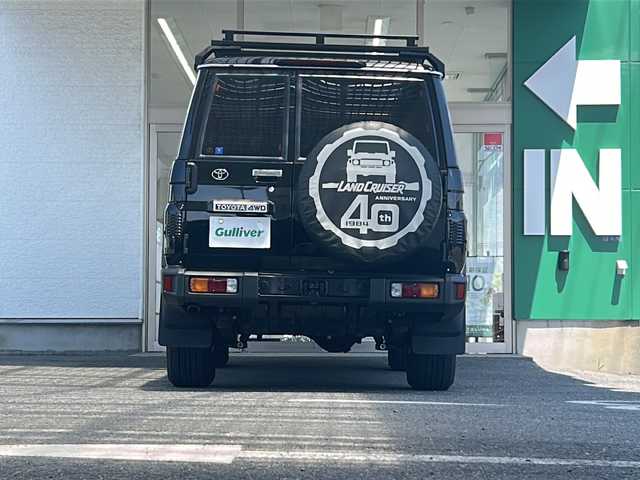 トヨタ ランドクルーザー AX 愛知県 2024(令6)年 1万km アティチュードブラックマイカ ワンオーナー/禁煙車/ユピテルArgusセキュリティシステム/パートタイム4WD/トヨタセーフティーセンス/カロッツェリアディスプレイオーディオ/バックカメラ/ETC/クルーズコントロール/ヒルスタートアシストコントロール/ダウンヒルアシストコントロール/ドライブレコーダー/オートLEDヘッドライト/背面タイヤ/純正１６インチアルミホイール/デュアルモードオートマチックロッキングハブ/電動デフロック