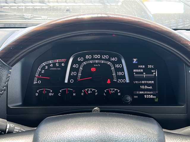 トヨタ ランドクルーザー AX 愛知県 2024(令6)年 1万km アティチュードブラックマイカ ワンオーナー/禁煙車/ユピテルArgusセキュリティシステム/パートタイム4WD/トヨタセーフティーセンス/カロッツェリアディスプレイオーディオ/バックカメラ/ETC/クルーズコントロール/ヒルスタートアシストコントロール/ダウンヒルアシストコントロール/ドライブレコーダー/オートLEDヘッドライト/背面タイヤ/純正１６インチアルミホイール/デュアルモードオートマチックロッキングハブ/電動デフロック