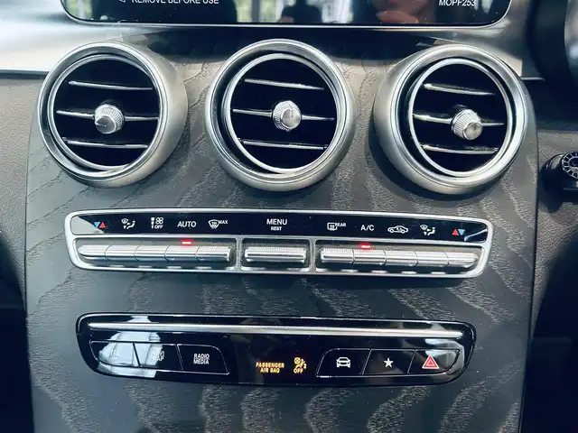 メルセデス・ベンツ ＧＬＣ２２０ d 4マチック クーペ AMGライン 大阪府 2022(令4)年 4.8万km ダイヤモンドホワイト レーダーセーフティP/ハーフレザー/メモリ付きパワーシート/シートヒーター/純正ナビ/TV/360度カメラ/applecarplay/ACC/ブラインドスポット/純正19インチAW/LEDヘッドライト/アンビエントライト/電動リアゲート/ワイヤレス充電