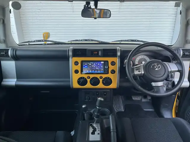 トヨタ ＦＪクルーザー カラーパッケージ 高知県 2011(平23)年 6.1万km イエロー/ホワイト 社外ナビ/　Bluetooth/フルセグ/　CD/DVD/AM/FM/4WD/バックカメラ/クルーズコントロール/ETC/ドライブレコーダー/リモコンキー/スペアキー/LEDヘッドライト/社外17インチアルミホイール/純正フロアマット/コーナーセンサー/ルーフレール/背面タイヤ/横滑り防止装置/盗難防止装置/保証書/取扱説明書/記録簿