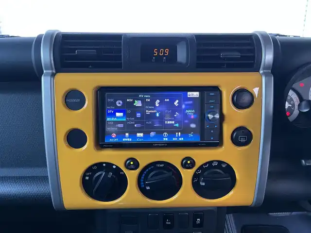 トヨタ ＦＪクルーザー カラーパッケージ 高知県 2011(平23)年 6.1万km イエロー/ホワイト 社外ナビ/　Bluetooth/フルセグ/　CD/DVD/AM/FM/4WD/バックカメラ/クルーズコントロール/ETC/ドライブレコーダー/リモコンキー/スペアキー/LEDヘッドライト/社外17インチアルミホイール/純正フロアマット/コーナーセンサー/ルーフレール/背面タイヤ/横滑り防止装置/盗難防止装置/保証書/取扱説明書/記録簿