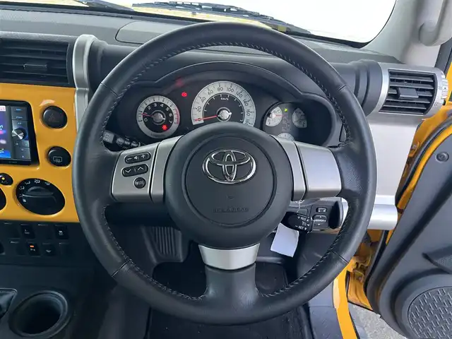 トヨタ ＦＪクルーザー カラーパッケージ 高知県 2011(平23)年 6.1万km イエロー/ホワイト 社外ナビ/　Bluetooth/フルセグ/　CD/DVD/AM/FM/4WD/バックカメラ/クルーズコントロール/ETC/ドライブレコーダー/リモコンキー/スペアキー/LEDヘッドライト/社外17インチアルミホイール/純正フロアマット/コーナーセンサー/ルーフレール/背面タイヤ/横滑り防止装置/盗難防止装置/保証書/取扱説明書/記録簿