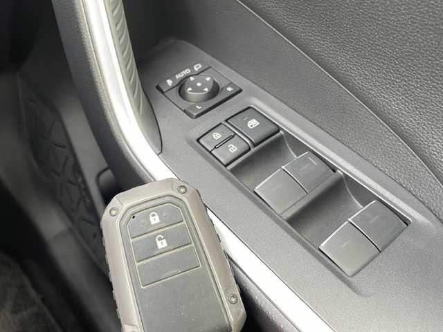 トヨタ ＲＡＶ４ ハイブリッド アドベンチャー 青森県 2025(令7)年 0.5万km アーバンカーキ 4WD/寒冷地仕様/ワンオーナー/純正10.5インチコネクトナビ・フルセグTV/Bluetooth/USB/HDMI/OPパノラミックビューモニター/合皮スポーツシート/運転席パワーシート/前席エアシート・ヒーター/ステアリングヒーター/セーフティセンス/プリクラッシュセーフティ/レーダークルーズコントロール/レーントレーシングアシスト/オートマチックハイビーム/ブラインドスポットモニター/前後純正ドライブレコーダー/ビルトインETC2.0/トランクルーム保護マット/LEDヘッドライト/LEDフォグランプ/LEDリアフォグランプ/純正19インチアルミ/ルーフレール/モデリスタバンパープロテクター(JAOS)/モデリスタサイドステップ/スペアキー/保証書・取説書