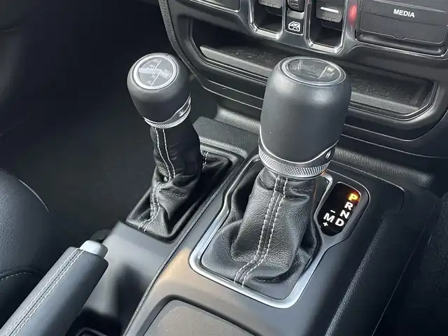 クライスラー・ジープ ジープ ラングラー アンリミテッド サハラ 三重県 2023(令5)年 1.8万km サージグリーン ワンオーナー/黒革/ACC/フロント　サイド　リアカメラ/シートヒーター/ステアリングヒーター/純正ナビ/TV/純正18インチAW