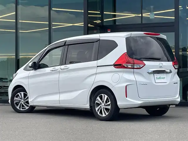 ホンダ フリード ハイブリット G 東京都 2022(令4)年 1.4万km プラチナホワイトパール ワンオーナー /ホンダセンシング/・衝突軽減ブレーキ/・歩行者事故低減ステアリング/・アダプティブクルーズコントロール/・車線維持支援システム/・路外逸脱抑制機能/・誤発進抑制機能/・先行車発進お知らせ機能/・標識認識機能/純正9インチナビ /・AM/FM/CD/DVD/・フルセグTV/Bluetooth/両側パワースライドドア/ハーフレザーシート /ウォークスルーシート/ドライブレコーダー前後 /エンジンスタートボタン /スマートキー /スペアキー有/オートライト/オートエアコン/保証書/取扱説明書