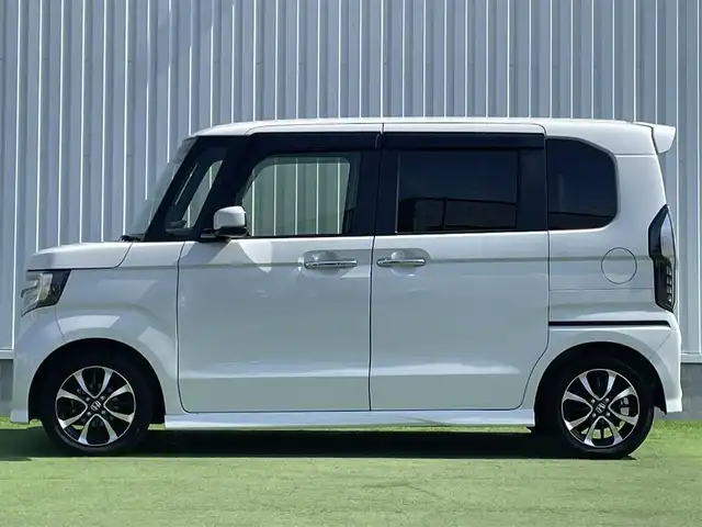ホンダ Ｎ ＢＯＸ カスタム G L ホンダセンシング 香川県 2020(令2)年 4.2万km プラチナホワイトパール 純正メモリーナビ/→AM/FM/CD/DVD/Bluetooth/フルセグTV/ホンダセンシング/レーダークルーズコントロール/レーンキープアシスト/ビルトインETC/バックカメラ/前方ドライブレコーダー/シートヒーター/両側パワースライドドア/LEDヘッドライト/アイドリングストップ/サンシェード/プッシュスタート/スマートキー/純正14インチアルミホイール/純正フロアマット/ステアリングスイッチ