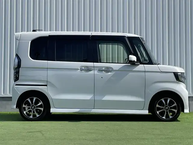 ホンダ Ｎ ＢＯＸ カスタム G L ホンダセンシング 香川県 2020(令2)年 4.2万km プラチナホワイトパール 純正メモリーナビ/→AM/FM/CD/DVD/Bluetooth/フルセグTV/ホンダセンシング/レーダークルーズコントロール/レーンキープアシスト/ビルトインETC/バックカメラ/前方ドライブレコーダー/シートヒーター/両側パワースライドドア/LEDヘッドライト/アイドリングストップ/サンシェード/プッシュスタート/スマートキー/純正14インチアルミホイール/純正フロアマット/ステアリングスイッチ