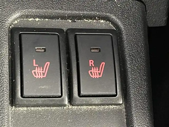 スズキ ジムニー XC 熊本県 2023(令5)年 5.3万km ミディアムグレー 社外メモリナビ(CD/DVD/BT/フルセグ)/2/4WD切り替え/デュアルブレーキサポート/衝突被害軽減ブレーキ/車線逸脱警告/バックカメラ/クルーズコントロール/スロットルコントローラー/前後ドライブレコーダー/前席シートヒーター/アイドリングストップ/オートライト/LEDヘッドライト/純正ゴムフロアマット/LED室内灯/取扱説明書/保証書