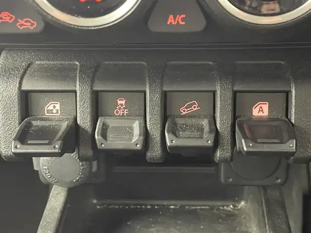 スズキ ジムニー XC 熊本県 2023(令5)年 5.3万km ミディアムグレー 社外メモリナビ(CD/DVD/BT/フルセグ)/2/4WD切り替え/デュアルブレーキサポート/衝突被害軽減ブレーキ/車線逸脱警告/バックカメラ/クルーズコントロール/スロットルコントローラー/前後ドライブレコーダー/前席シートヒーター/アイドリングストップ/オートライト/LEDヘッドライト/純正ゴムフロアマット/LED室内灯/取扱説明書/保証書