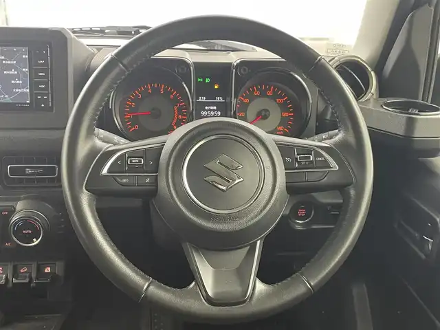 スズキ ジムニー XC 熊本県 2023(令5)年 5.3万km ミディアムグレー 社外メモリナビ(CD/DVD/BT/フルセグ)/2/4WD切り替え/デュアルブレーキサポート/衝突被害軽減ブレーキ/車線逸脱警告/バックカメラ/クルーズコントロール/スロットルコントローラー/前後ドライブレコーダー/前席シートヒーター/アイドリングストップ/オートライト/LEDヘッドライト/純正ゴムフロアマット/LED室内灯/取扱説明書/保証書