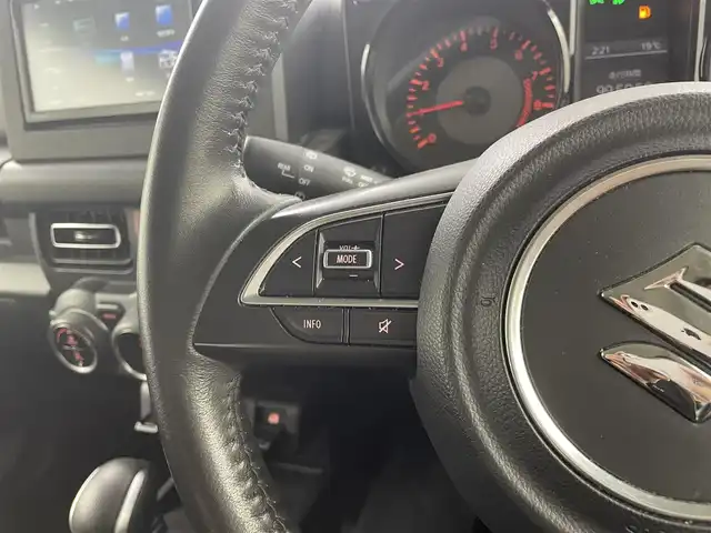 スズキ ジムニー XC 熊本県 2023(令5)年 5.3万km ミディアムグレー 社外メモリナビ(CD/DVD/BT/フルセグ)/2/4WD切り替え/デュアルブレーキサポート/衝突被害軽減ブレーキ/車線逸脱警告/バックカメラ/クルーズコントロール/スロットルコントローラー/前後ドライブレコーダー/前席シートヒーター/アイドリングストップ/オートライト/LEDヘッドライト/純正ゴムフロアマット/LED室内灯/取扱説明書/保証書