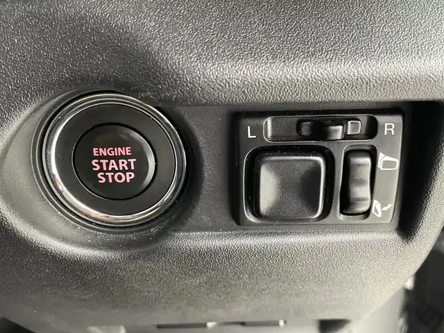 スズキ ジムニー XC 熊本県 2023(令5)年 5.3万km ミディアムグレー 社外メモリナビ(CD/DVD/BT/フルセグ)/2/4WD切り替え/デュアルブレーキサポート/衝突被害軽減ブレーキ/車線逸脱警告/バックカメラ/クルーズコントロール/スロットルコントローラー/前後ドライブレコーダー/前席シートヒーター/アイドリングストップ/オートライト/LEDヘッドライト/純正ゴムフロアマット/LED室内灯/取扱説明書/保証書