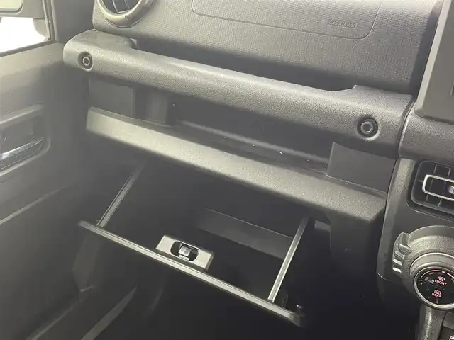 スズキ ジムニー XC 熊本県 2023(令5)年 5.3万km ミディアムグレー 社外メモリナビ(CD/DVD/BT/フルセグ)/2/4WD切り替え/デュアルブレーキサポート/衝突被害軽減ブレーキ/車線逸脱警告/バックカメラ/クルーズコントロール/スロットルコントローラー/前後ドライブレコーダー/前席シートヒーター/アイドリングストップ/オートライト/LEDヘッドライト/純正ゴムフロアマット/LED室内灯/取扱説明書/保証書