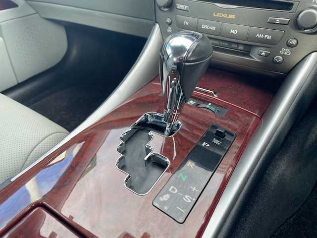 レクサス ＩＳ 250 バージョンL 三重県 2007(平19)年 7万km ライトブルーM 純正HDDナビゲーション/【CD/DVD/MD/MSV】/バックカメラ/ビルトインETC/パドルシフト/レザーシート/D/N席パワーシート/D/N席シートベンチレーション/D/N席シートヒーター/オートライト/HIDヘッドライト/フロントフォグランプ/フロント225/45R17インチ純正AW/リア245/45R17インチ純正AW/プッシュスタート/スマートキー/純正フロアマット