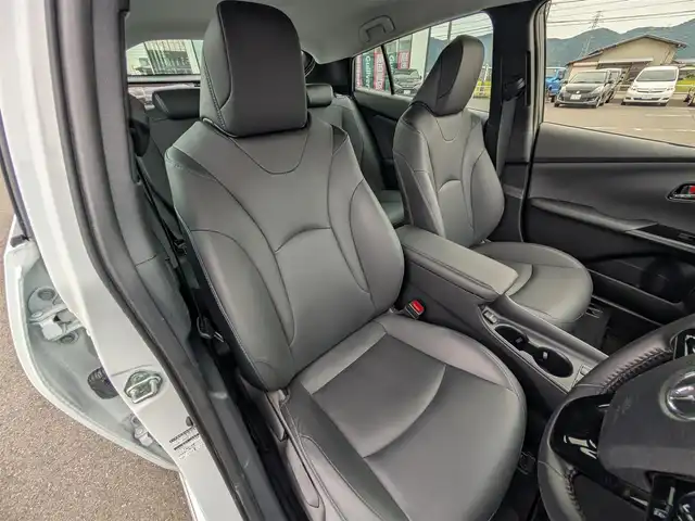 トヨタ プリウス Sツーリングセレクション 福井県 2022(令4)年 3.4万km プラチナホワイトパールマイカ モデリスタフルエアロ/前後ドライブレコーダー/アルパインデジタルインナーミラー/アルパイン9インチナビ/（CD/DVD/Bluetooth/フルセグ）/バックカメラ/全席レザーシート/運転席・助手席シートヒーター/TOYOTA　Safety Sence/・プリクラッシュセーフティ/・レーントレーシングアシスト/・オートマチックハイビーム/・ロードサインアシスト/・レーダークルーズコントロール (全車速追従機能付き)/・先行車発進告知機能/・プロアクティブドライビングアシスト/ETC/オートLEDライト/純正フロアマット/新車保証書/取扱説明書