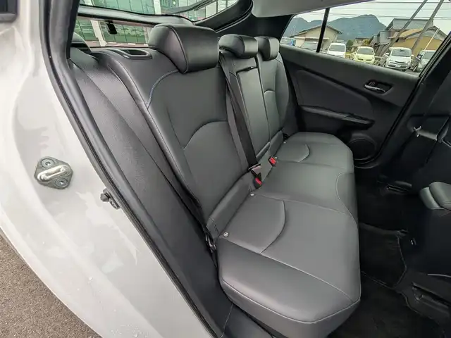 トヨタ プリウス Sツーリングセレクション 福井県 2022(令4)年 3.4万km プラチナホワイトパールマイカ モデリスタフルエアロ/前後ドライブレコーダー/アルパインデジタルインナーミラー/アルパイン9インチナビ/（CD/DVD/Bluetooth/フルセグ）/バックカメラ/全席レザーシート/運転席・助手席シートヒーター/TOYOTA　Safety Sence/・プリクラッシュセーフティ/・レーントレーシングアシスト/・オートマチックハイビーム/・ロードサインアシスト/・レーダークルーズコントロール (全車速追従機能付き)/・先行車発進告知機能/・プロアクティブドライビングアシスト/ETC/オートLEDライト/純正フロアマット/新車保証書/取扱説明書