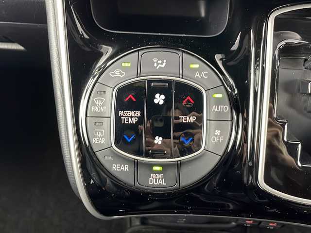 トヨタ エスクァイア Gi 愛知県 2019(令1)年 4.3万km ブラック ワンオーナー/8型ナビメモリ【AVIC-RL710】/（CD/DVD/フルセグTV/Bluetooth）/バックカメラ/両側パワースライドドア/アルパインフリップダウンモニター/衝突軽減システム/クルーズコントロール/レーンキープアシスト/オートマチックハイビーム/ドライブレコーダー/ETC/純正15インチAW/LEDヘッドライト/黒レザーシート/シートヒーター(前席)/ウッドコンビハンドル/ステアリングスイッチ/スマートキー＆プッシュスタート