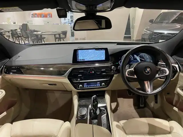 ＢＭＷ ６４０ｉ xDrive グランツーリスモ Mスポーツ 道央・札幌 2018(平30)年 5.2万km ミネラルホワイト 電動パノラマガラスサンルーフ/ヘッドアップディスプレイ/リアエンターテイメントシステム/ソフトクローズドア/ナッパレザーシート/シートヒーター/シートベンチレーション/4ゾーンエアコン/BMWジェスチャーコントロール/ワイヤレスチャージング/ドライビングアシストプラス/パーキングアシストプラス/360°カメラ/アダプティブLEDヘッドライト/電動リアゲート