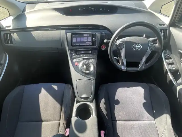 トヨタ プリウス S ツーリングセレ G’s 熊本県 2012(平24)年 10.2万km ホワイトパールクリスタルシャイン (株)IDOMが運営する【じしゃロン熊本店】の自社ローン専用車両になります/こちらは現金またはオートローンご利用時の価格です。自社ローンご希望の方は別途その旨お申付け下さい./社外ナビ/バックカメラ/ステアリングスイッチ/ETC/純正フロアマット/電動格納ミラー/スマートキープッシュスタート