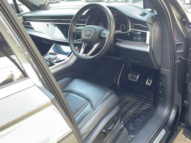 アウディ アウディ Ｑ７ 55TFSIクワトロ Sライン 愛媛県 2020(令2)年 3.9万km デイトナグレーパールエフェクト 純正メモリナビ/・フルセグTV/・Bluetooth接続/・SDミュージックサーバー/全方位カメラ/ビルトインETC/バーチャルコックピット/アダプティブドライビングアシスタント/エマージェンシーアシスト/4WD/ルーフレール/レザーシート/前席パワーシート/前席シートヒーター/D席メモリーシート/LEDヘッドライト/BOSEサウンド/パワーバックドア/社外レーダー/パドルシフト/スペアキー