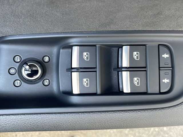 アウディ アウディ Ｑ７ 55TFSIクワトロ Sライン 愛媛県 2020(令2)年 3.9万km デイトナグレーパールエフェクト 純正メモリナビ/・フルセグTV/・Bluetooth接続/・SDミュージックサーバー/全方位カメラ/ビルトインETC/バーチャルコックピット/アダプティブドライビングアシスタント/エマージェンシーアシスト/4WD/ルーフレール/レザーシート/前席パワーシート/前席シートヒーター/D席メモリーシート/LEDヘッドライト/BOSEサウンド/パワーバックドア/社外レーダー/パドルシフト/スペアキー