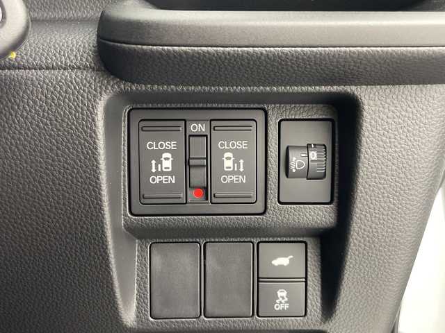 ホンダ ステップワゴン eHEV エアー EX 大阪府 2025(令7)年 0.1千km プラチナホワイトパール 登録済未使用車/純正11.4インチナビ/【AM/FM/CD/DVD/Bluetooth/フルセグTV】/バックカメラ/ホンダセンシング/・衝突軽減ブレーキ/・踏み間違い衝突軽減システム/・歩行者事故低減ステアリング/・路外逸脱抑制機能/・渋滞追従機能付きアダプティブクルーズコントロール/・車線維持支援システム/・トラフィックジャムアシスト/・先行車発進お知らせ機能/・標識認識機能/・オートハイビーム/・ブラインドスポットインフォメーション/・パーキングセンサーシステム/両側電動パワースライドドア/シートヒーター/パワーバックドア/・両側パワースライドドア/・前席シートヒーター/・電動リアゲート/・レーザークルーズコントロール/・オートエアコン/・オートライト