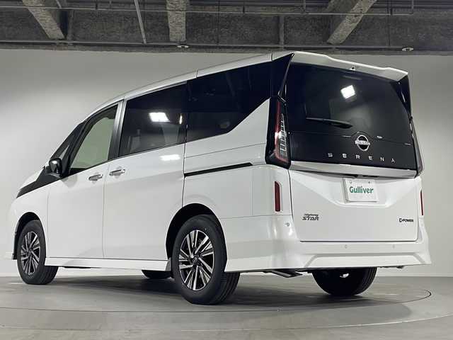 日産 セレナ e－パワー ハイウェイスター V 福岡県 2025(令7)年 0.1万km未満 プリズムホワイト 統合型インターフェースディスプレイ（AppleCarPlay/AndroidAuto）/NissanConnectナビゲーションシステム（地デジ内蔵）/車載通信ユニット（TCU［Telematics Control Unit］）/アドバンスドドライブアシストディスプレイ（12.3インチカラーディスプレイ）/プロパイロット（ナビリンク機能付）/プロパイロット緊急停止支援システム/ブラインドスポットモニター/両側パワースライドドア/インテリジェント アラウンドビューモニター/インテリジェント ルームミラー/ワイヤレス充電器+6スピーカー/ETC2.0ユニット（ビルトインタイプ）/アダプティブLEDヘッドライトシステム/ヘッドランプ オートレベライザー/コーナーセンサー（前後）/ハーフレザーシート/純正16インチAW/レインセンサー