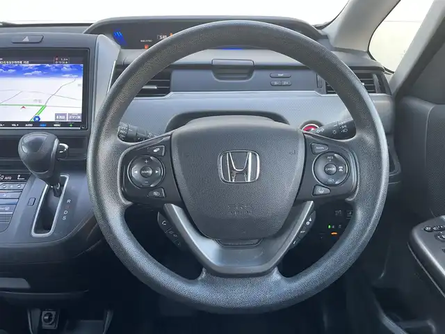 ホンダ フリード＋ G ホンダセンシング 茨城県 2018(平30)年 7.3万km ホワイトオーキッドパール ナビ装着パッケージ＋ETC連動型/両側パワースライドドア/ハンズフリースライドドア/クルーズコントロール/Bluetooth/フルセグテレビ/iPod/Apple Car Play/バックカメラ/純正フロアマット
