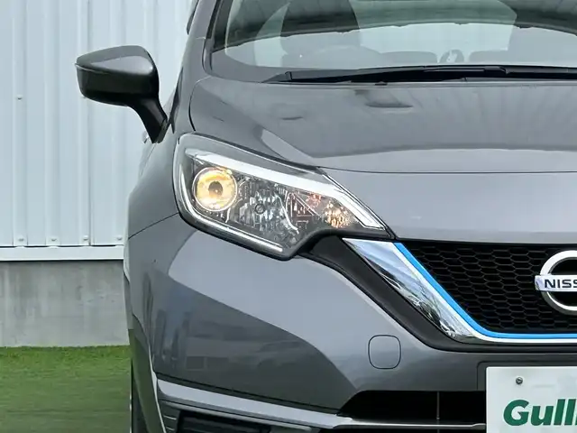 日産 ノート e－パワー X 香川県 2017(平29)年 6.2万km ダークメタルグレー 登録時走行距離：61986km/純正ナビ　/（フルセグ/BT/CD/DVD） /バックカメラ/衝突軽減システム　/レーンキープアシスト　/オートライト　/電動格納ミラー　/ドライブレコーダー　/純正ホイールキャップ/純正フロアマット　/スマートキー　/プッシュスタート