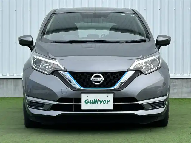 日産 ノート e－パワー X 香川県 2017(平29)年 6.2万km ダークメタルグレー 登録時走行距離：61986km/純正ナビ　/（フルセグ/BT/CD/DVD） /バックカメラ/衝突軽減システム　/レーンキープアシスト　/オートライト　/電動格納ミラー　/ドライブレコーダー　/純正ホイールキャップ/純正フロアマット　/スマートキー　/プッシュスタート