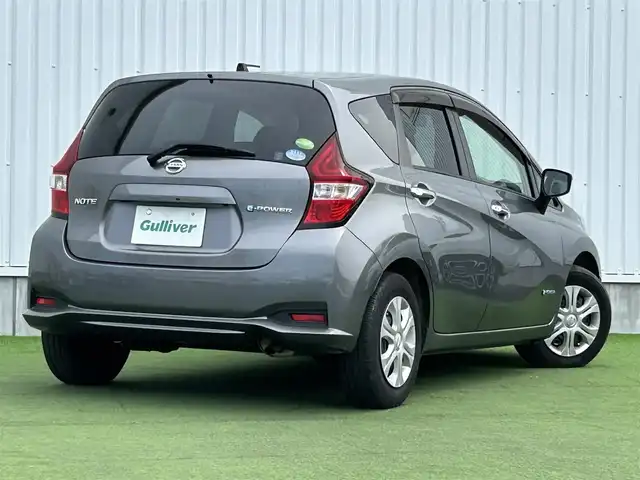 日産 ノート e－パワー X 香川県 2017(平29)年 6.2万km ダークメタルグレー 登録時走行距離：61986km/純正ナビ　/（フルセグ/BT/CD/DVD） /バックカメラ/衝突軽減システム　/レーンキープアシスト　/オートライト　/電動格納ミラー　/ドライブレコーダー　/純正ホイールキャップ/純正フロアマット　/スマートキー　/プッシュスタート