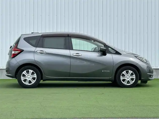 日産 ノート e－パワー X 香川県 2017(平29)年 6.2万km ダークメタルグレー 登録時走行距離：61986km/純正ナビ　/（フルセグ/BT/CD/DVD） /バックカメラ/衝突軽減システム　/レーンキープアシスト　/オートライト　/電動格納ミラー　/ドライブレコーダー　/純正ホイールキャップ/純正フロアマット　/スマートキー　/プッシュスタート