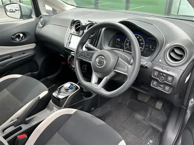 日産 ノート e－パワー X 香川県 2017(平29)年 6.2万km ダークメタルグレー 登録時走行距離：61986km/純正ナビ　/（フルセグ/BT/CD/DVD） /バックカメラ/衝突軽減システム　/レーンキープアシスト　/オートライト　/電動格納ミラー　/ドライブレコーダー　/純正ホイールキャップ/純正フロアマット　/スマートキー　/プッシュスタート