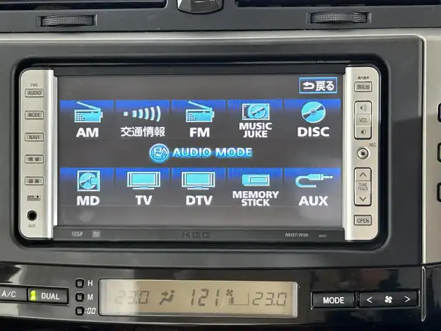 トヨタ マークＸ 250G プライムセレクション 佐賀県 2006(平18)年 8.9万km クールホワイトパールクリスタルシャイン 純正7型ナビ/ＡＭ/ＦＭ/CD/ワンセグTV/バックカメラ/パワーシート/衝突被害軽減システム/HIDヘッドライト/オートエアコン/盗難防止装置/横滑り防止装置/オートライト/リモコンキー/フロアマット/純正16インチアルミホイール/ダブルエアバッグ/革巻きステアリング