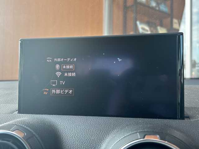 アウディ Ｑ２ 30TFSIスポーツ 富山県 2019(令1)年 7.6万km 白 衝突軽減ブレーキ/純正ＳＤナビ/バックカメラ/電動リアゲート/シートヒーター/コーナーセンサー/オートライト/横滑り防止装置/ＥＴＣ/アイドリングストップ/盗難防止装置