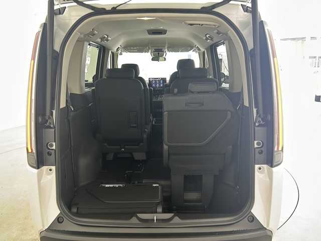 ホンダ ステップワゴン eHEV エアー EX 兵庫県 2025(令7)年 0.1千km プラチナホワイトパール ・登録済未使用車/・11.4インチHonda CONNECTナビ（LXM-247VFLi）/・CD/DVD/BT/SD/・全列USBチャージャー/・フルセグTV/・Honda SENSING/・衝突軽減ブレーキ/・ACC先行車検知音/・先行車発進お知らせ/・路外逸脱抑制機能/・車線維持支援システム/・ブラインドスポットモニター/・標識認識機能/・標識認識機能速度超過お知らせ/・パーキングセンサー/・前後コーナーセンサー/・レーダークルーズコントロール/・バックモニター/・電動パーキングブレーキ/・ブレーキホールド/・減速セレクター/・両側パワースライドドア/・パワーテールゲート/・シートヒーター（運転席＋助手席）/・ウォークスルー/・オットマン/・純正１６インチアルミホイール/・トリプルゾーンコントロール・フルオートエアコンディショナー/・革巻きステアリング/・スマートキー/・スペアキー/・プッシュスタート