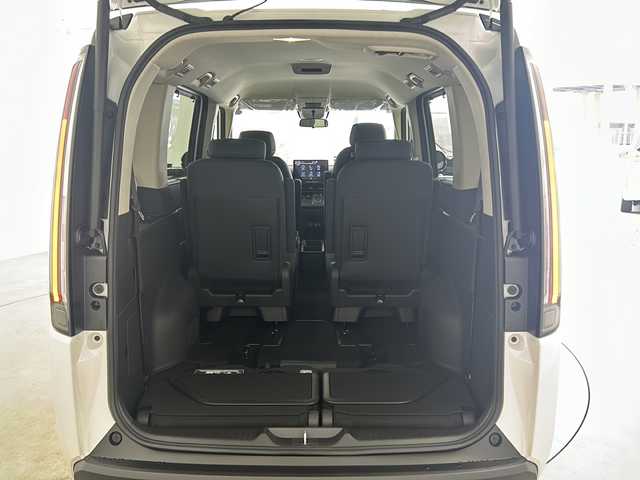 ホンダ ステップワゴン eHEV エアー EX 兵庫県 2025(令7)年 0.1千km プラチナホワイトパール ・登録済未使用車/・11.4インチHonda CONNECTナビ（LXM-247VFLi）/・CD/DVD/BT/SD/・全列USBチャージャー/・フルセグTV/・Honda SENSING/・衝突軽減ブレーキ/・ACC先行車検知音/・先行車発進お知らせ/・路外逸脱抑制機能/・車線維持支援システム/・ブラインドスポットモニター/・標識認識機能/・標識認識機能速度超過お知らせ/・パーキングセンサー/・前後コーナーセンサー/・レーダークルーズコントロール/・バックモニター/・電動パーキングブレーキ/・ブレーキホールド/・減速セレクター/・両側パワースライドドア/・パワーテールゲート/・シートヒーター（運転席＋助手席）/・ウォークスルー/・オットマン/・純正１６インチアルミホイール/・トリプルゾーンコントロール・フルオートエアコンディショナー/・革巻きステアリング/・スマートキー/・スペアキー/・プッシュスタート