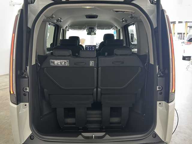 ホンダ ステップワゴン eHEV エアー EX 兵庫県 2025(令7)年 0.1千km プラチナホワイトパール ・登録済未使用車/・11.4インチHonda CONNECTナビ（LXM-247VFLi）/・CD/DVD/BT/SD/・全列USBチャージャー/・フルセグTV/・Honda SENSING/・衝突軽減ブレーキ/・ACC先行車検知音/・先行車発進お知らせ/・路外逸脱抑制機能/・車線維持支援システム/・ブラインドスポットモニター/・標識認識機能/・標識認識機能速度超過お知らせ/・パーキングセンサー/・前後コーナーセンサー/・レーダークルーズコントロール/・バックモニター/・電動パーキングブレーキ/・ブレーキホールド/・減速セレクター/・両側パワースライドドア/・パワーテールゲート/・シートヒーター（運転席＋助手席）/・ウォークスルー/・オットマン/・純正１６インチアルミホイール/・トリプルゾーンコントロール・フルオートエアコンディショナー/・革巻きステアリング/・スマートキー/・スペアキー/・プッシュスタート