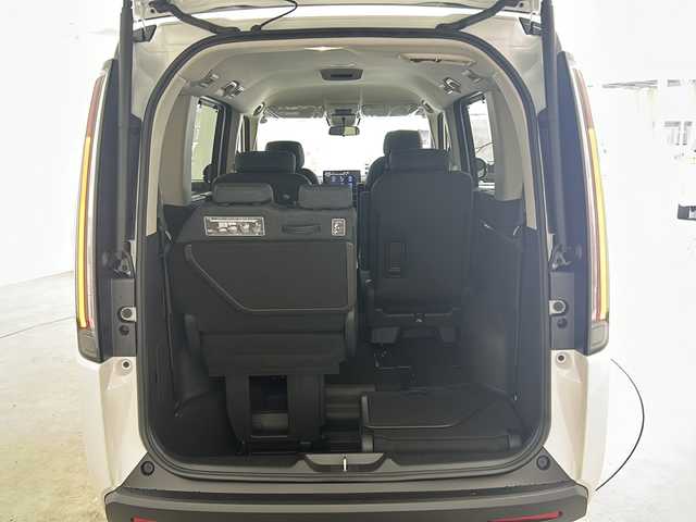 ホンダ ステップワゴン eHEV エアー EX 兵庫県 2025(令7)年 0.1千km プラチナホワイトパール ・登録済未使用車/・11.4インチHonda CONNECTナビ（LXM-247VFLi）/・CD/DVD/BT/SD/・全列USBチャージャー/・フルセグTV/・Honda SENSING/・衝突軽減ブレーキ/・ACC先行車検知音/・先行車発進お知らせ/・路外逸脱抑制機能/・車線維持支援システム/・ブラインドスポットモニター/・標識認識機能/・標識認識機能速度超過お知らせ/・パーキングセンサー/・前後コーナーセンサー/・レーダークルーズコントロール/・バックモニター/・電動パーキングブレーキ/・ブレーキホールド/・減速セレクター/・両側パワースライドドア/・パワーテールゲート/・シートヒーター（運転席＋助手席）/・ウォークスルー/・オットマン/・純正１６インチアルミホイール/・トリプルゾーンコントロール・フルオートエアコンディショナー/・革巻きステアリング/・スマートキー/・スペアキー/・プッシュスタート