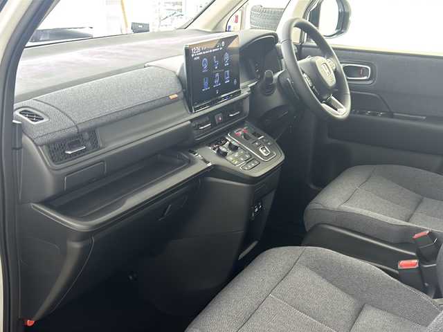 ホンダ ステップワゴン eHEV エアー EX 兵庫県 2025(令7)年 0.1千km プラチナホワイトパール ・登録済未使用車/・11.4インチHonda CONNECTナビ（LXM-247VFLi）/・CD/DVD/BT/SD/・全列USBチャージャー/・フルセグTV/・Honda SENSING/・衝突軽減ブレーキ/・ACC先行車検知音/・先行車発進お知らせ/・路外逸脱抑制機能/・車線維持支援システム/・ブラインドスポットモニター/・標識認識機能/・標識認識機能速度超過お知らせ/・パーキングセンサー/・前後コーナーセンサー/・レーダークルーズコントロール/・バックモニター/・電動パーキングブレーキ/・ブレーキホールド/・減速セレクター/・両側パワースライドドア/・パワーテールゲート/・シートヒーター（運転席＋助手席）/・ウォークスルー/・オットマン/・純正１６インチアルミホイール/・トリプルゾーンコントロール・フルオートエアコンディショナー/・革巻きステアリング/・スマートキー/・スペアキー/・プッシュスタート