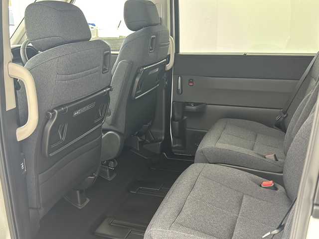 ホンダ ステップワゴン eHEV エアー EX 兵庫県 2025(令7)年 0.1千km プラチナホワイトパール ・登録済未使用車/・11.4インチHonda CONNECTナビ（LXM-247VFLi）/・CD/DVD/BT/SD/・全列USBチャージャー/・フルセグTV/・Honda SENSING/・衝突軽減ブレーキ/・ACC先行車検知音/・先行車発進お知らせ/・路外逸脱抑制機能/・車線維持支援システム/・ブラインドスポットモニター/・標識認識機能/・標識認識機能速度超過お知らせ/・パーキングセンサー/・前後コーナーセンサー/・レーダークルーズコントロール/・バックモニター/・電動パーキングブレーキ/・ブレーキホールド/・減速セレクター/・両側パワースライドドア/・パワーテールゲート/・シートヒーター（運転席＋助手席）/・ウォークスルー/・オットマン/・純正１６インチアルミホイール/・トリプルゾーンコントロール・フルオートエアコンディショナー/・革巻きステアリング/・スマートキー/・スペアキー/・プッシュスタート