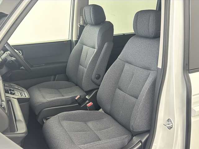 ホンダ ステップワゴン eHEV エアー EX 兵庫県 2025(令7)年 0.1千km プラチナホワイトパール ・登録済未使用車/・11.4インチHonda CONNECTナビ（LXM-247VFLi）/・CD/DVD/BT/SD/・全列USBチャージャー/・フルセグTV/・Honda SENSING/・衝突軽減ブレーキ/・ACC先行車検知音/・先行車発進お知らせ/・路外逸脱抑制機能/・車線維持支援システム/・ブラインドスポットモニター/・標識認識機能/・標識認識機能速度超過お知らせ/・パーキングセンサー/・前後コーナーセンサー/・レーダークルーズコントロール/・バックモニター/・電動パーキングブレーキ/・ブレーキホールド/・減速セレクター/・両側パワースライドドア/・パワーテールゲート/・シートヒーター（運転席＋助手席）/・ウォークスルー/・オットマン/・純正１６インチアルミホイール/・トリプルゾーンコントロール・フルオートエアコンディショナー/・革巻きステアリング/・スマートキー/・スペアキー/・プッシュスタート