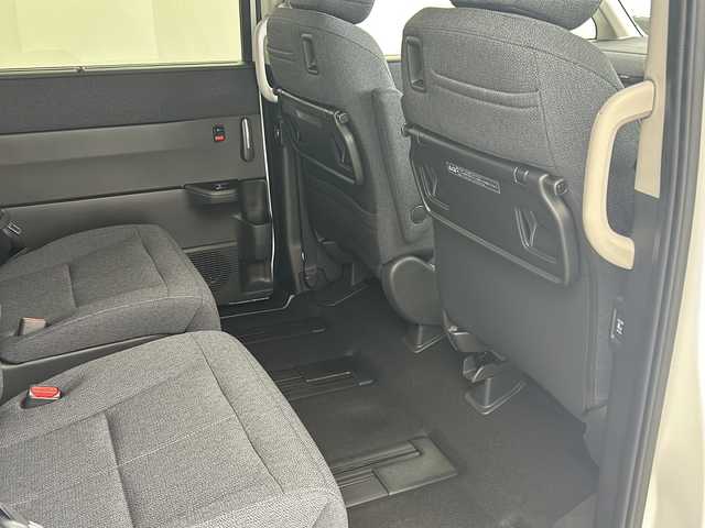 ホンダ ステップワゴン eHEV エアー EX 兵庫県 2025(令7)年 0.1千km プラチナホワイトパール ・登録済未使用車/・11.4インチHonda CONNECTナビ（LXM-247VFLi）/・CD/DVD/BT/SD/・全列USBチャージャー/・フルセグTV/・Honda SENSING/・衝突軽減ブレーキ/・ACC先行車検知音/・先行車発進お知らせ/・路外逸脱抑制機能/・車線維持支援システム/・ブラインドスポットモニター/・標識認識機能/・標識認識機能速度超過お知らせ/・パーキングセンサー/・前後コーナーセンサー/・レーダークルーズコントロール/・バックモニター/・電動パーキングブレーキ/・ブレーキホールド/・減速セレクター/・両側パワースライドドア/・パワーテールゲート/・シートヒーター（運転席＋助手席）/・ウォークスルー/・オットマン/・純正１６インチアルミホイール/・トリプルゾーンコントロール・フルオートエアコンディショナー/・革巻きステアリング/・スマートキー/・スペアキー/・プッシュスタート