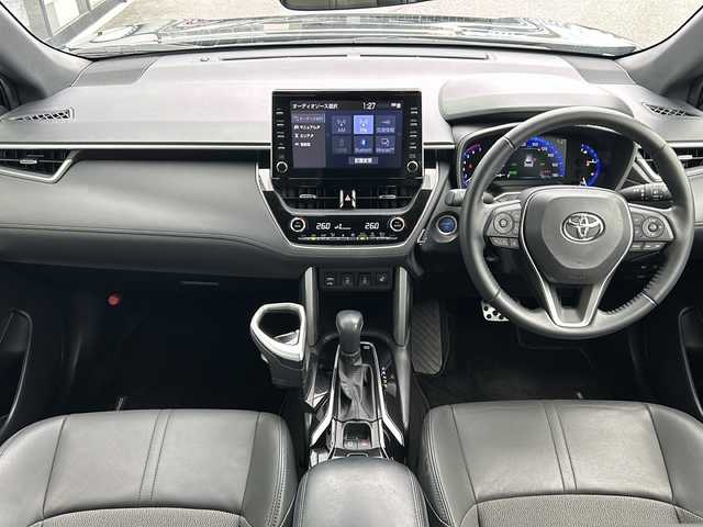 トヨタ カローラ クロス ハイブリッド Z 山形県 2023(令5)年 3.9万km アティチュードブラックマイカ 純正9インチディスプレイオーディオ/（AM/FM/フルセグ/BT/Miracast）/モデリスタエアロ/クルーズコントロール（追従有）/バックカメラ/パノラミックビューモニター/コーナーセンサー/クリアランスソナー/BSM/ステアリングスイッチ/ステアリングヒーター/レザーシート/運転席パワーシート/シートヒーター/オートLEDヘッドライト/オートマチックハイビーム/ワイパーデアイザー/電動パーキング/ビルトインETC/パワーバックドア/ドリンクホルダー