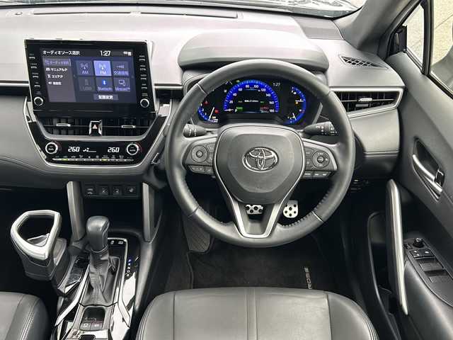 トヨタ カローラ クロス ハイブリッド Z 山形県 2023(令5)年 3.9万km アティチュードブラックマイカ 純正9インチディスプレイオーディオ/（AM/FM/フルセグ/BT/Miracast）/モデリスタエアロ/クルーズコントロール（追従有）/バックカメラ/パノラミックビューモニター/コーナーセンサー/クリアランスソナー/BSM/ステアリングスイッチ/ステアリングヒーター/レザーシート/運転席パワーシート/シートヒーター/オートLEDヘッドライト/オートマチックハイビーム/ワイパーデアイザー/電動パーキング/ビルトインETC/パワーバックドア/ドリンクホルダー