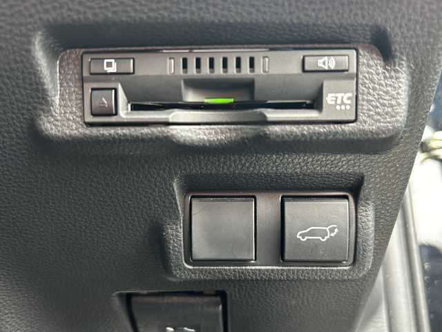 トヨタ カローラ クロス ハイブリッド Z 山形県 2023(令5)年 3.9万km アティチュードブラックマイカ 純正9インチディスプレイオーディオ/（AM/FM/フルセグ/BT/Miracast）/モデリスタエアロ/クルーズコントロール（追従有）/バックカメラ/パノラミックビューモニター/コーナーセンサー/クリアランスソナー/BSM/ステアリングスイッチ/ステアリングヒーター/レザーシート/運転席パワーシート/シートヒーター/オートLEDヘッドライト/オートマチックハイビーム/ワイパーデアイザー/電動パーキング/ビルトインETC/パワーバックドア/ドリンクホルダー