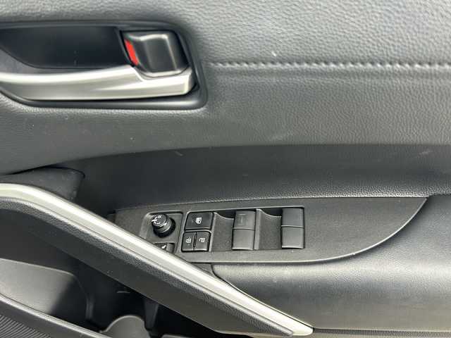 トヨタ カローラ クロス ハイブリッド Z 山形県 2023(令5)年 3.9万km アティチュードブラックマイカ 純正9インチディスプレイオーディオ/（AM/FM/フルセグ/BT/Miracast）/モデリスタエアロ/クルーズコントロール（追従有）/バックカメラ/パノラミックビューモニター/コーナーセンサー/クリアランスソナー/BSM/ステアリングスイッチ/ステアリングヒーター/レザーシート/運転席パワーシート/シートヒーター/オートLEDヘッドライト/オートマチックハイビーム/ワイパーデアイザー/電動パーキング/ビルトインETC/パワーバックドア/ドリンクホルダー