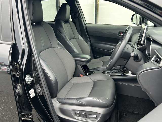 トヨタ カローラ クロス ハイブリッド Z 山形県 2023(令5)年 3.9万km アティチュードブラックマイカ 純正9インチディスプレイオーディオ/（AM/FM/フルセグ/BT/Miracast）/モデリスタエアロ/クルーズコントロール（追従有）/バックカメラ/パノラミックビューモニター/コーナーセンサー/クリアランスソナー/BSM/ステアリングスイッチ/ステアリングヒーター/レザーシート/運転席パワーシート/シートヒーター/オートLEDヘッドライト/オートマチックハイビーム/ワイパーデアイザー/電動パーキング/ビルトインETC/パワーバックドア/ドリンクホルダー