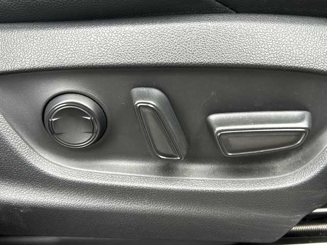 トヨタ カローラ クロス ハイブリッド Z 山形県 2023(令5)年 3.9万km アティチュードブラックマイカ 純正9インチディスプレイオーディオ/（AM/FM/フルセグ/BT/Miracast）/モデリスタエアロ/クルーズコントロール（追従有）/バックカメラ/パノラミックビューモニター/コーナーセンサー/クリアランスソナー/BSM/ステアリングスイッチ/ステアリングヒーター/レザーシート/運転席パワーシート/シートヒーター/オートLEDヘッドライト/オートマチックハイビーム/ワイパーデアイザー/電動パーキング/ビルトインETC/パワーバックドア/ドリンクホルダー